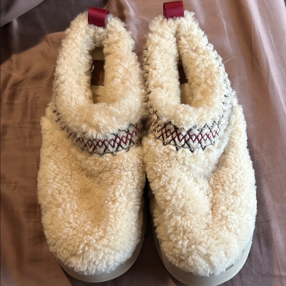 UGG Cream Sherpa Women's Slip-On Slippers with Red Heel Tab - Picture 2 of 4